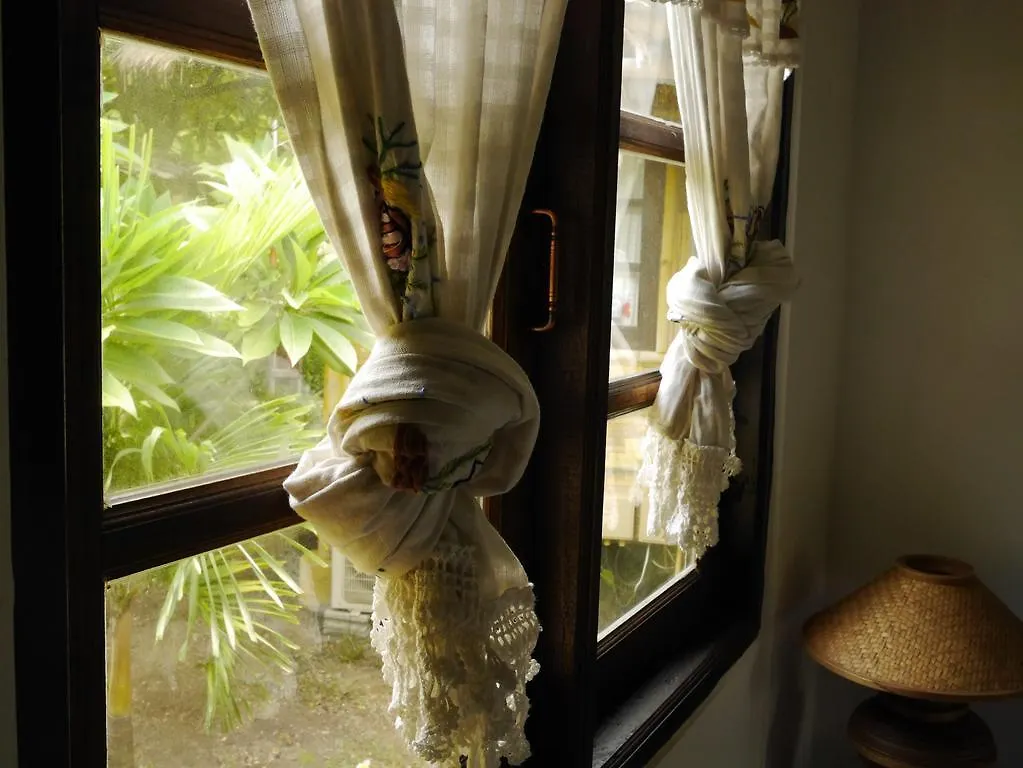 Charlie Hut Bungalow Hotel Ko Phi Phi 2*,  Thailand