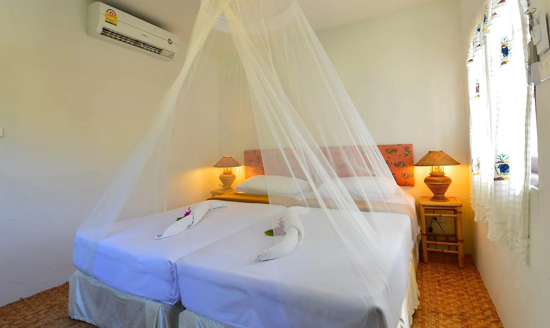 Charlie Hut Bungalow Hotel Ko Phi Phi