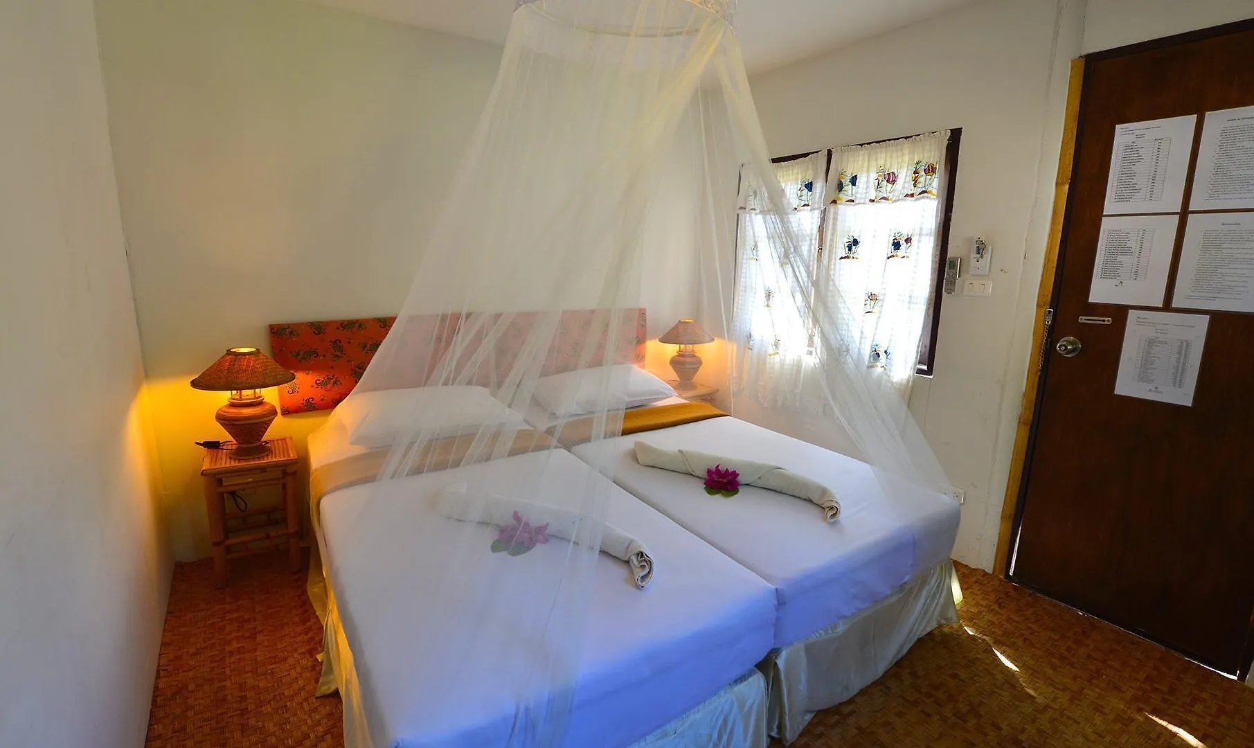 Charlie Hut Bungalow Hotel Ko Phi Phi 2*,